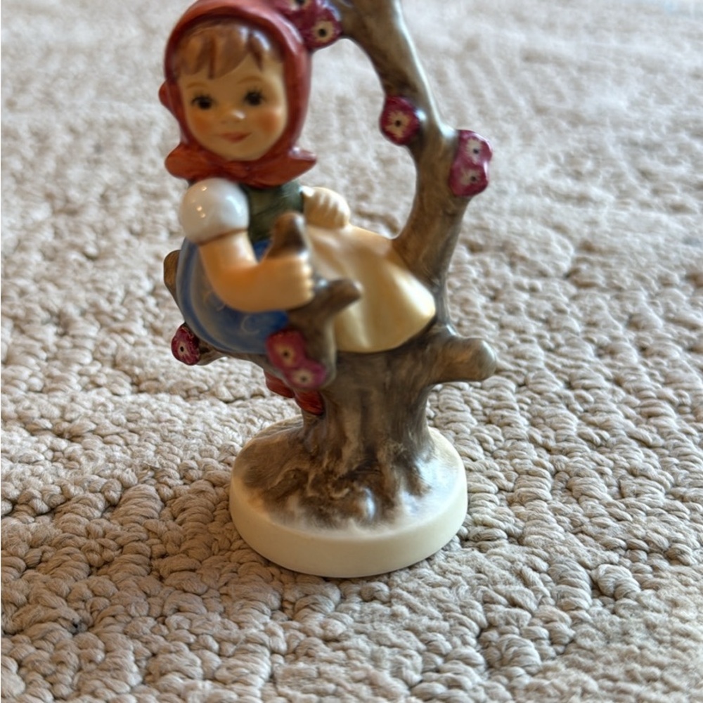 Charming Hummel figurine  number 141 Apple tree girl